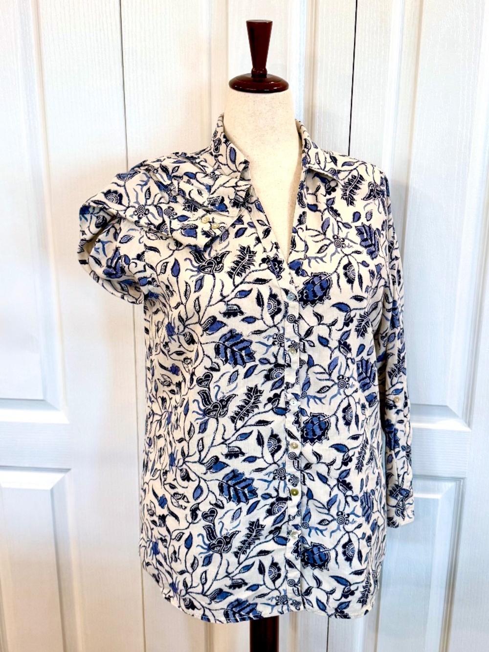 Woman's Size L, 100% Linen Top by Rachel Zoe, Batik Navy & White Roll Tab Sleeve